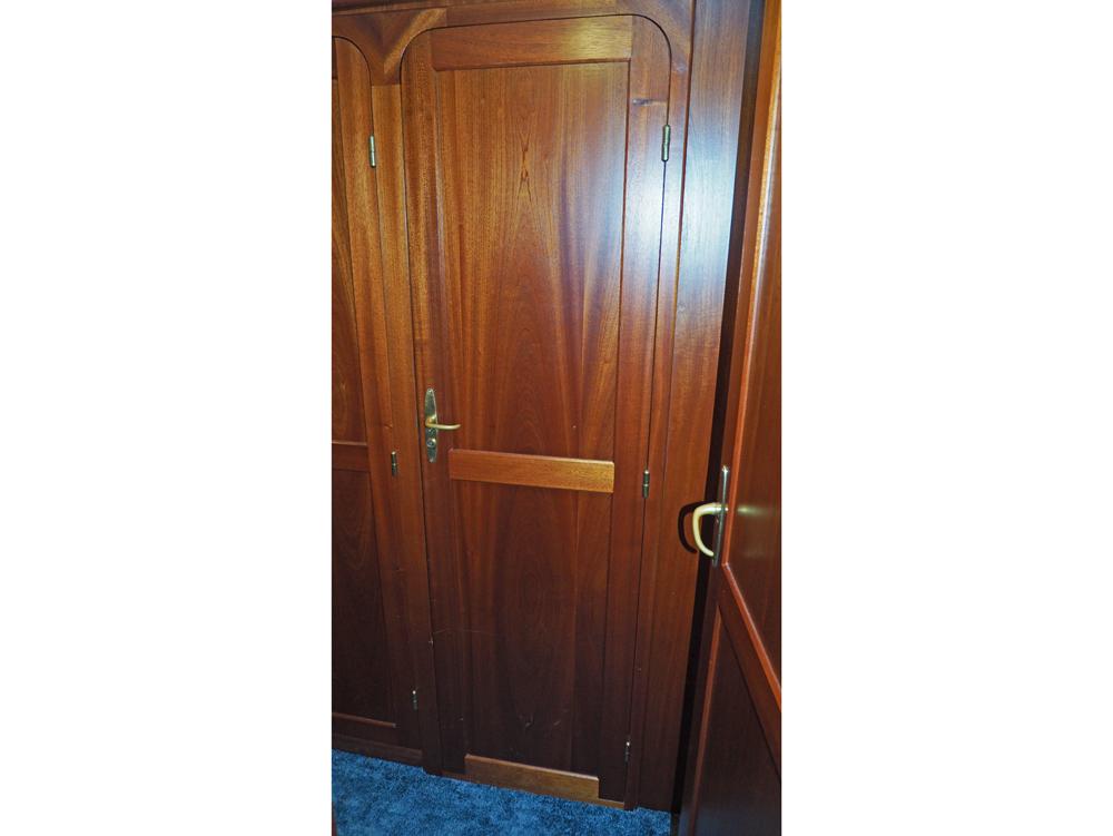 Cabin en avant, H&eacute;bergements